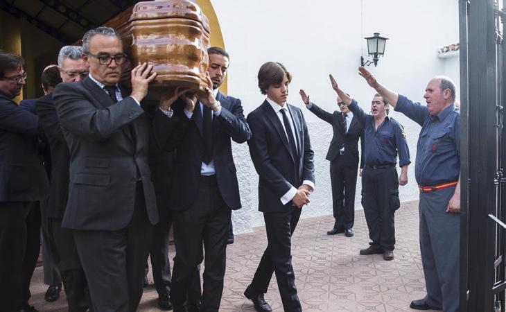 Funeral de José Utrera Molina con el exministro Alberto Ruíz Gallardón portando el féretro