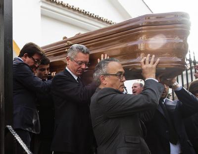 Gallardón despide a un exministro franquista mientras los presentes entonan el 'Cara al Sol'