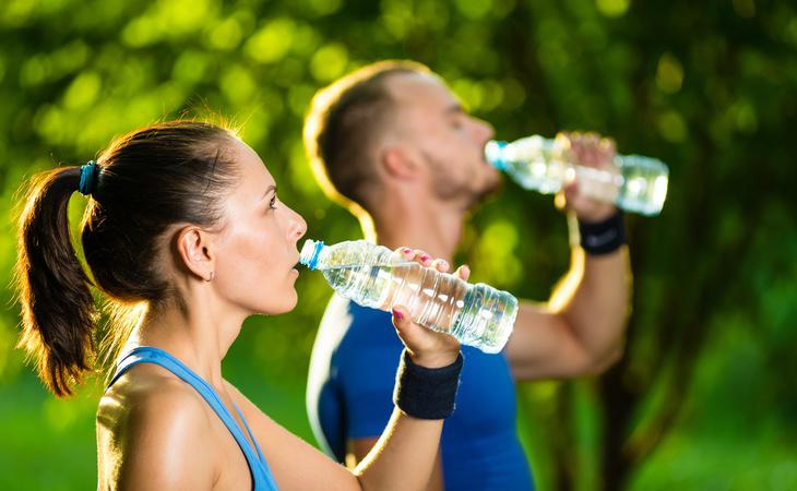 Los médicos recomiendan beber agua o leche antes que refrescos