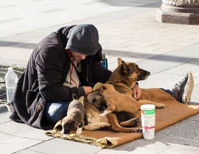 El ayuntamiento de Murcia multa a indigentes por dormir y comer en la calle