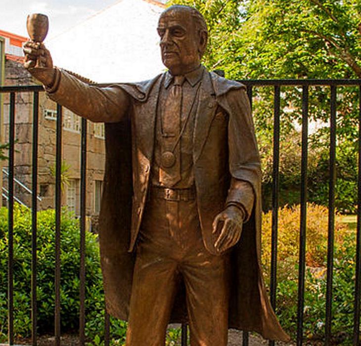 Estatua de Manuel Fraga retirada