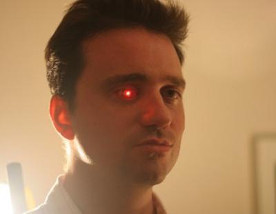 Un hombre se extirpa su ojo biológico para insertarse una cámara
