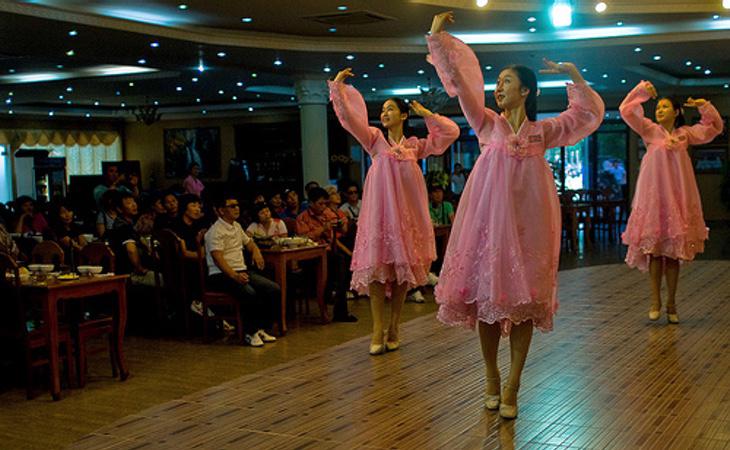 Varias bailarinas en el interior de uno de los restaurantes de Kim Jong-un