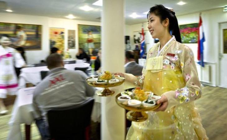 Una de las camareras de los restaurantes del régimen norcoreano