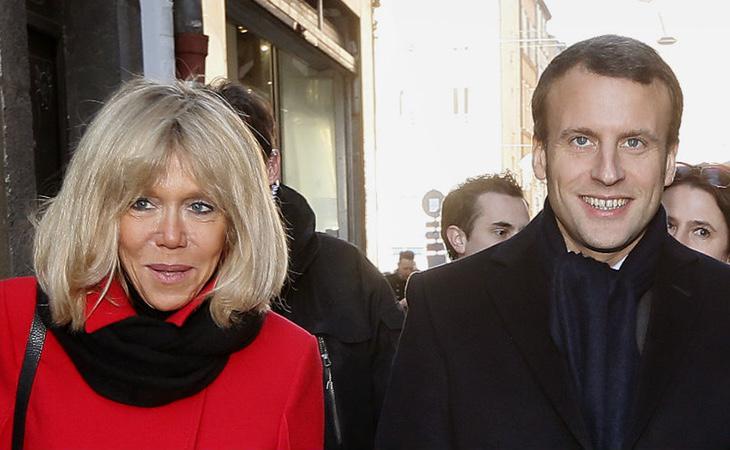 Emmanuel Macron junto a su esposa, Brigitte Trogneux