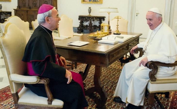 El Papa Francisco, junto al nuncio Renzo Fratini