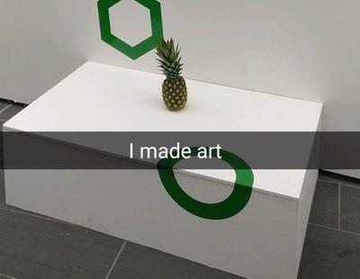 Cuela una piña en una exposición y la exhiben como una obra de arte