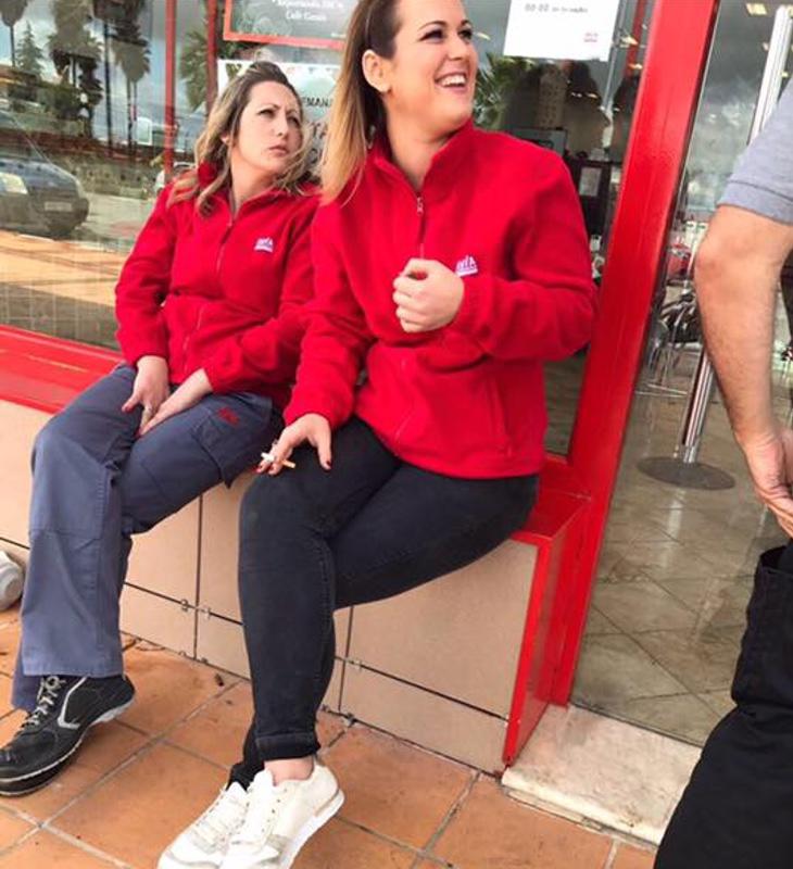 La estación de servicio ha devuelto el uniforme original para algunas de sus empleadas