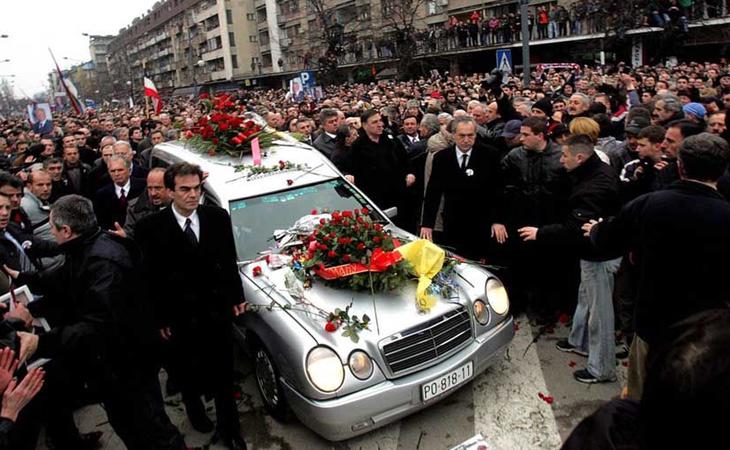 Fotografía del multitudinario entierro de Slodoban Milosevic