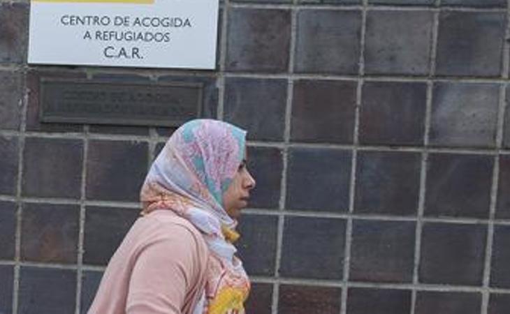 Una mujer en la puerta de un C.A.R.