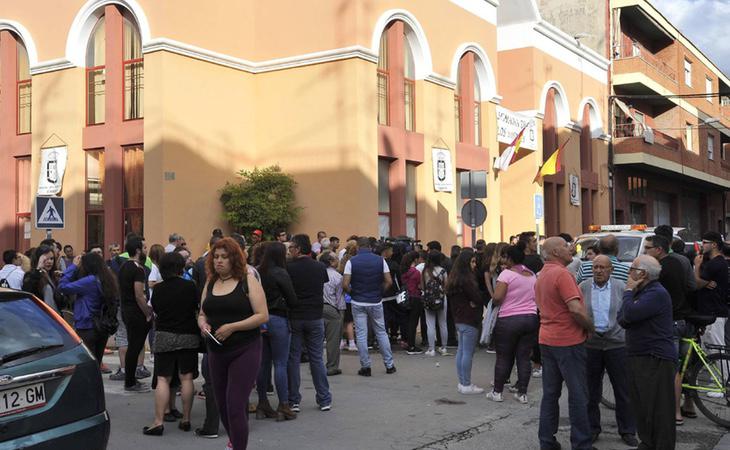 Varios vecinos se han congregado a las puertas del Hogar del Jubilado de la localidad, donde la víctima fue asesinada