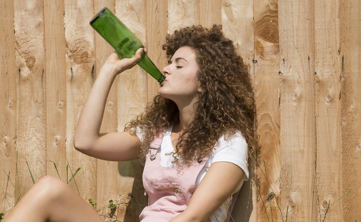 Los niños con mejores calificaciones tienen mayores posibilidades de consumir alcohol y cannabis durante su adolescencia