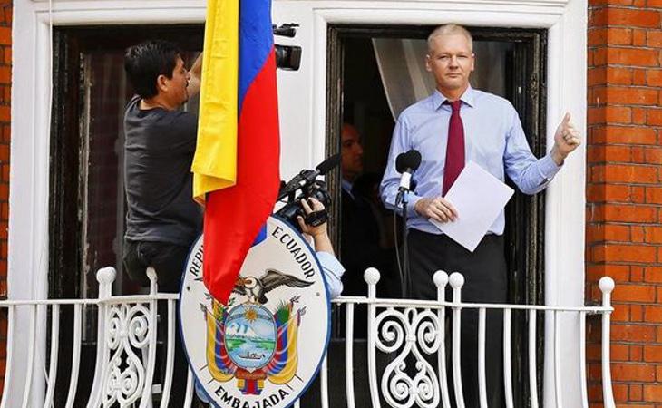 Julian Assange desde el balcón de la Embajada ecuatoriana en Londres, donde ha permanecido recluido los últimos cinco años