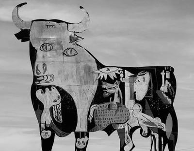 Un activista antitaurino retrata el Guernica de Picasso sobre un toro de Osborne