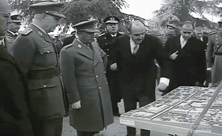 El General Franco, frente a una maqueta en la sede de la Junta de Energía Nuclear en Moncloa (Madrid)