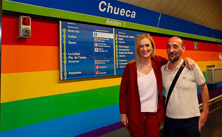 La presidenta regional, Cristina Cifuentes, durante la inauguración del panelado con la bandera del arcoiris