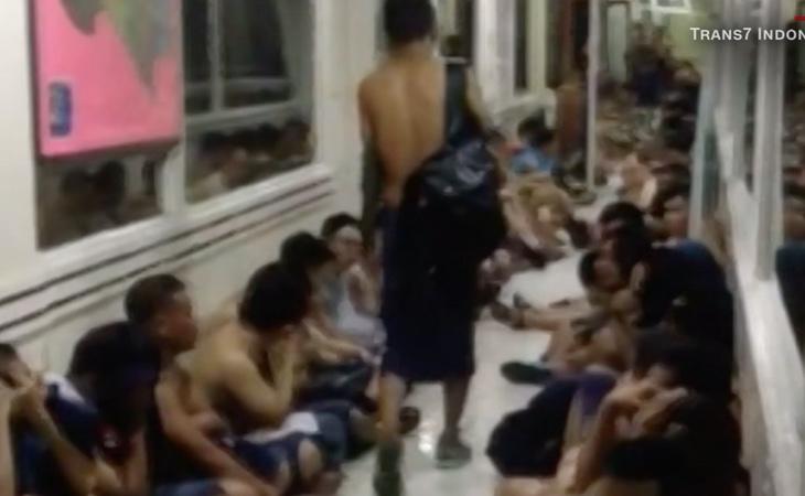 Imágenes de una detención masiva tras una redada en una discoteca gay de Yakarta
