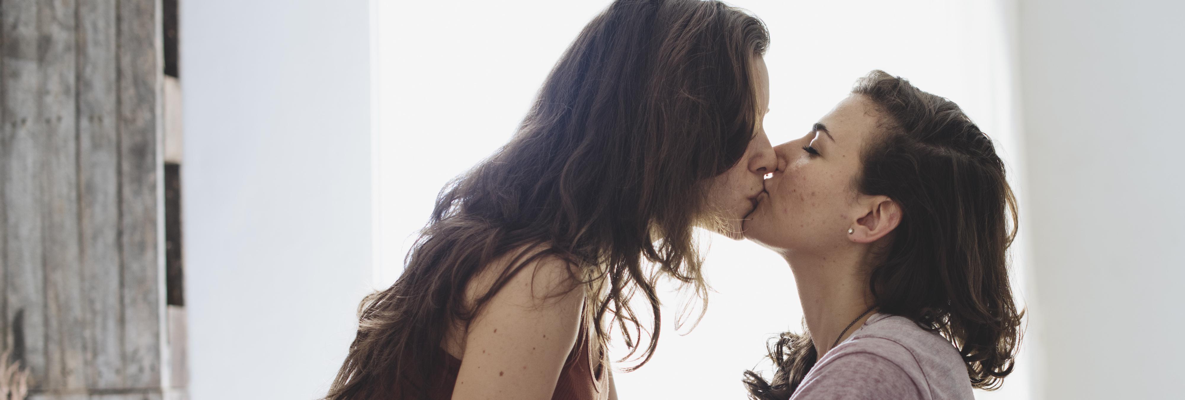 Un estudio basa la existencia del lesbianismo en que a los hombres les "pone"
