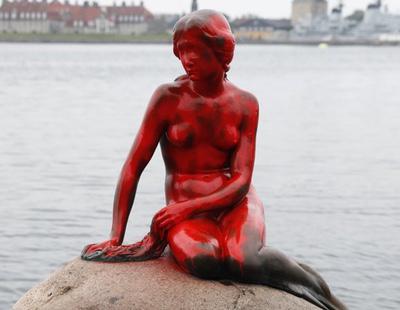Tiñen de rojo la Sirenita de Copenhage para denunciar la matanza de ballenas
