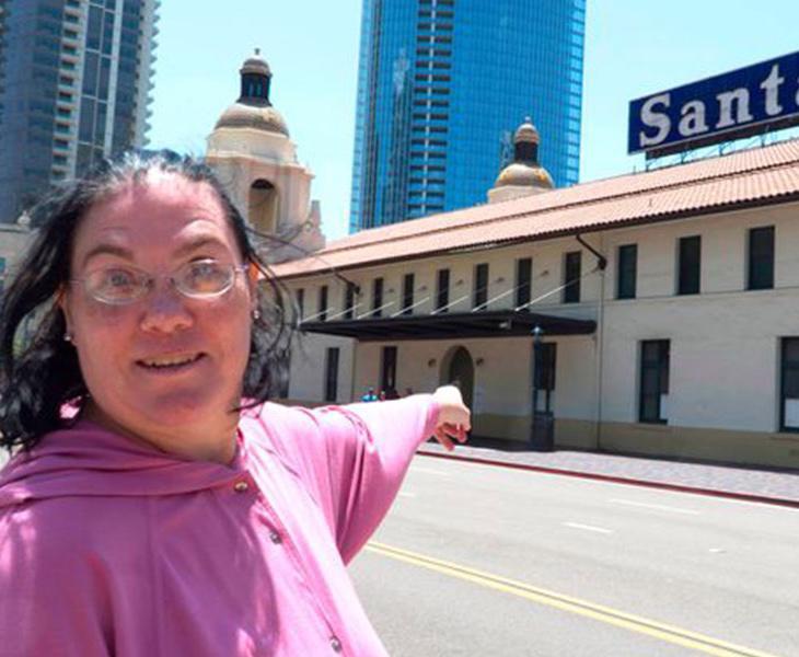 Esta mujer se acuesta con el edificio del fondo. No es broma