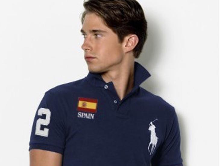 La víctima vestía un polo con la bandera de España como el de la imagen