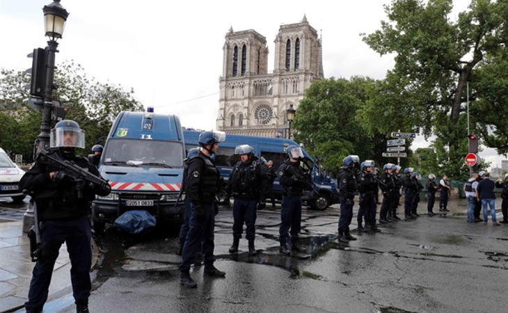 Ataque ante la catedral de Notre Dame