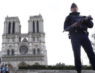 Un hombre ataca con un martillo a un policía frente a Notre Dame en París