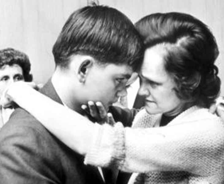 Gertrude abraza a su hijo John Jr. de 13 años, que acercaba a sus amigos a casa para que violasen y torturasen a Sylvia