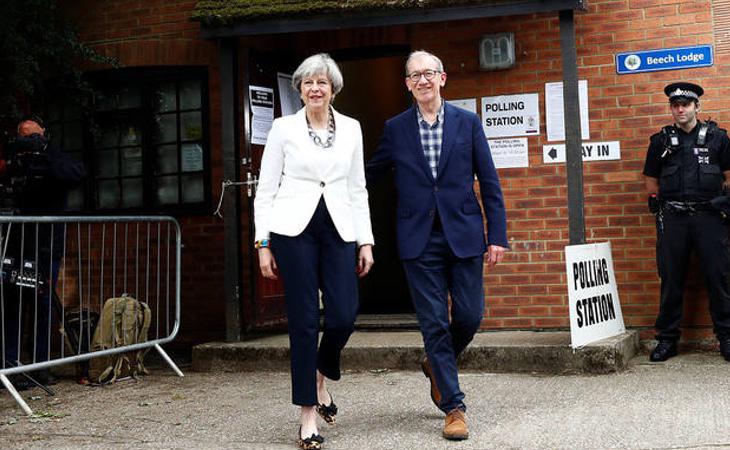 La líder conservadora Theresa May, a la salida del colegio electoral