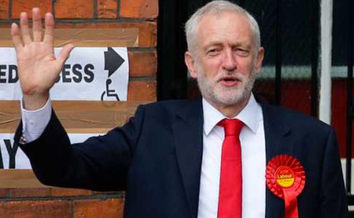 El líder laborista, Jeremy Corbyn, a la salida del colegio electoral