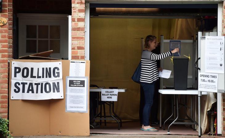 Un centro de votaciones en Reino Unido