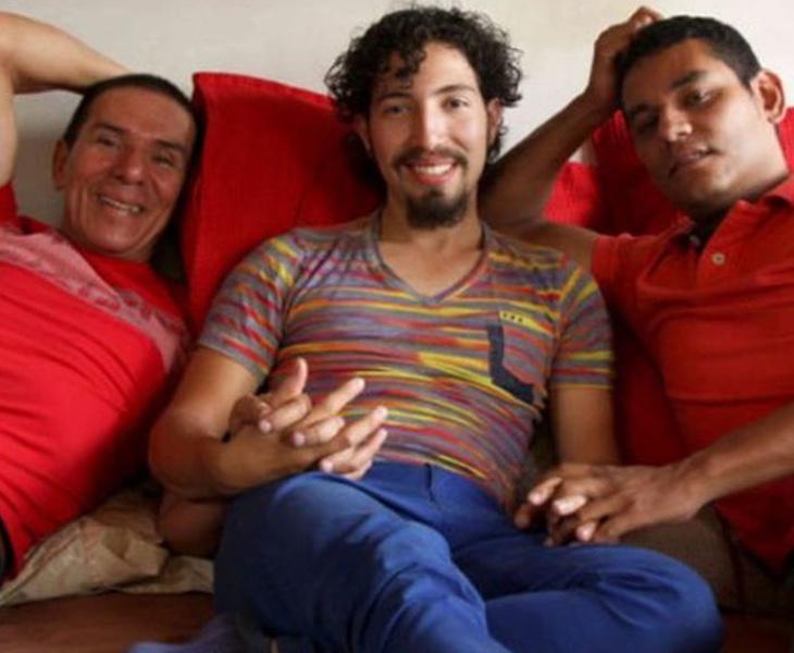 Los tres se encuentran muy felices por haber formalizado por fin su relación