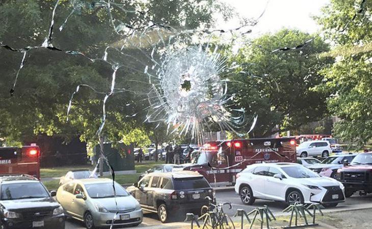 Marca de uno de los disparos realizados en el estadio