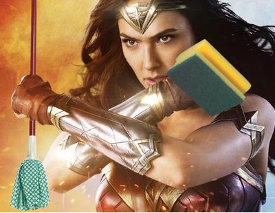 Un cine regala artículos de limpieza en un pase de 'Wonder Woman' exclusivo para mujeres