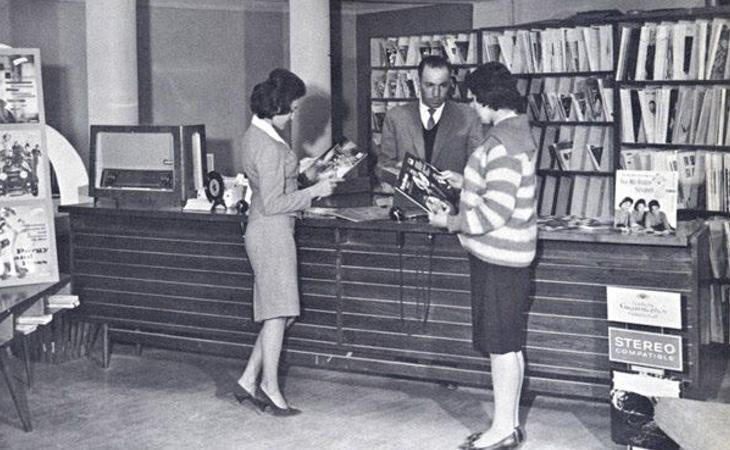 Mujeres afganas en una tienda de discos de la capital