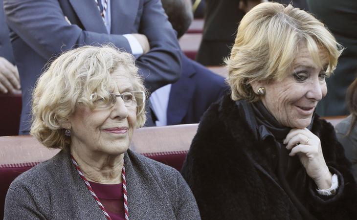 La alcaldesa de Madrid, Manuela Carmena, junto a la exportavoz del PP, Esperanza Aguirre