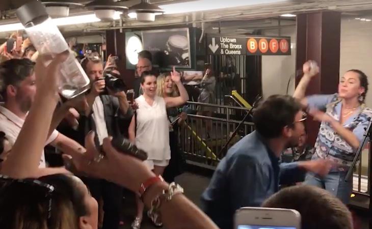 La locura se desató en el interior de la estación de metro