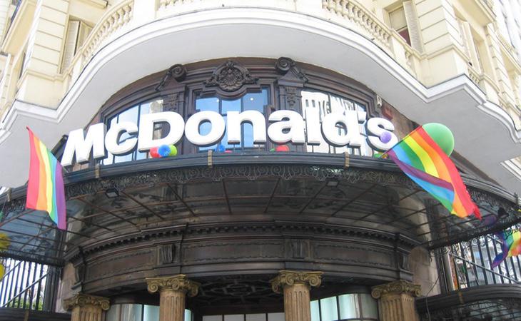 McDonald's no tiene reparo en colgar la bandera del arcoiris cuando se celebra el Orgullo LGTBI