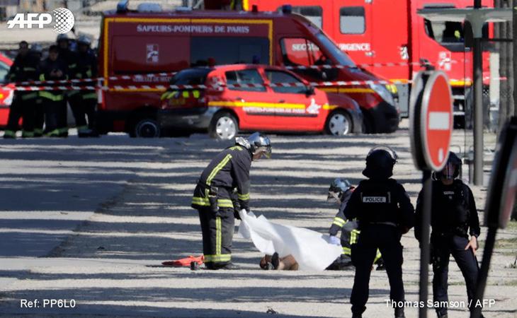 Los efectivos de Emergencias tapan el cadáver del atacante (AFP)