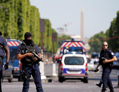 Muere un hombre armado tras embestir su vehículo contra un furgón policial en París