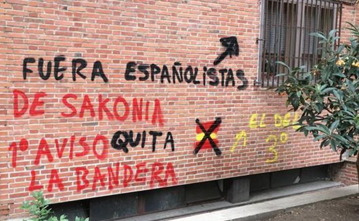 Estas son las amenazas que recibió por colgar una bandera de España en el balcón