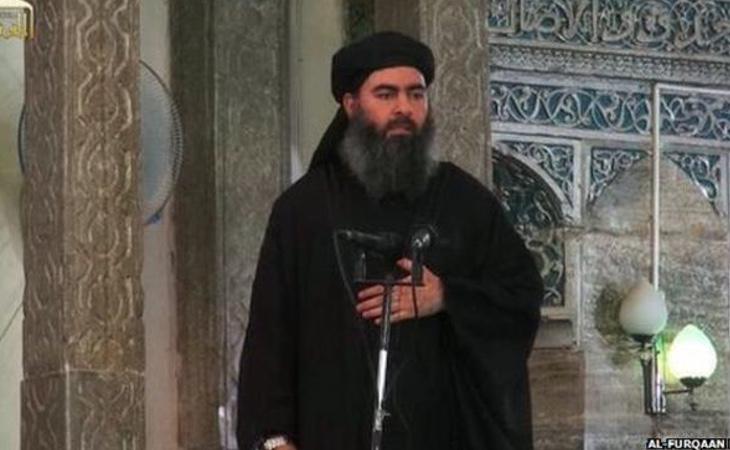 El líder del Daesh, Abu Bakr al Baghdadi, en la mezquita ahora destruida