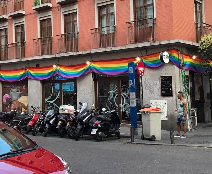 Este bar de Chueca ha sido multado en cuatro ocasiones por colocar la bandera arcoiris