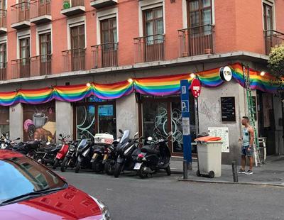 Denuncian cuatro veces a un bar de Chueca por colgar la bandera arcoiris