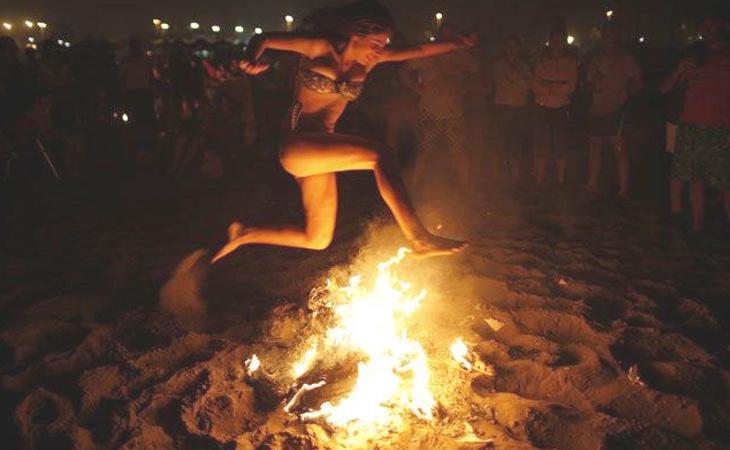 Las fogatas de San Juan purifican nuestra alma de cara al verano