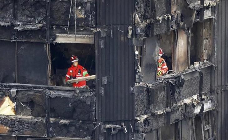 Los bomberos entre los restos calcinados