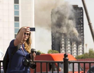 Las víctimas de la torre incendiada en Londres estallan contra los selfies: "no es una atracción turística"