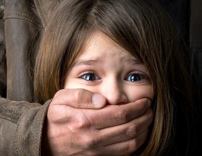 Juzgan a un hombre por violar en 729 ocasiones a sus cinco hijas adoptivas