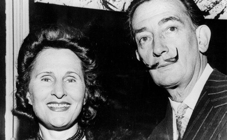 Salvador Dalí junto a su mujer, Gala