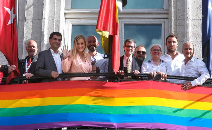 La Comunidad colocó una bandera LGTBI en la Puerta del Sol después de que el Ayuntamiento hiciese lo propio en Cibeles